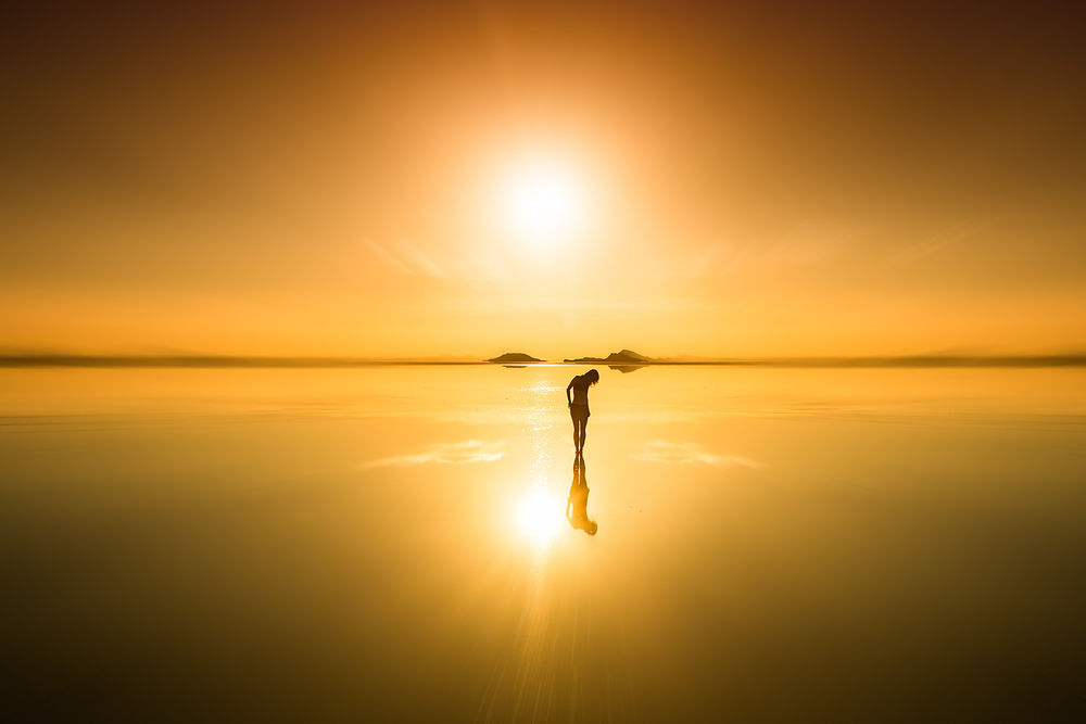 Обои для рабочего стола Девушка стоит на воде, ву Eric ParГ©