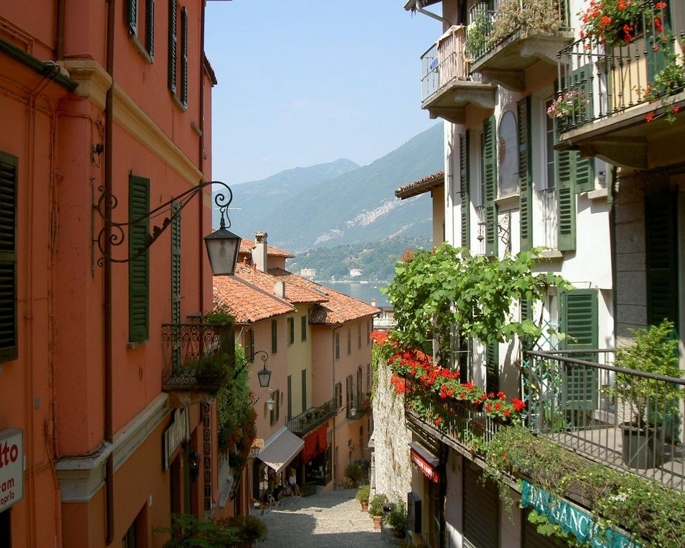 Обои для рабочего стола Улица города, балконы домов на которой украшены цветами, Италия, автор Ольга Копейкина