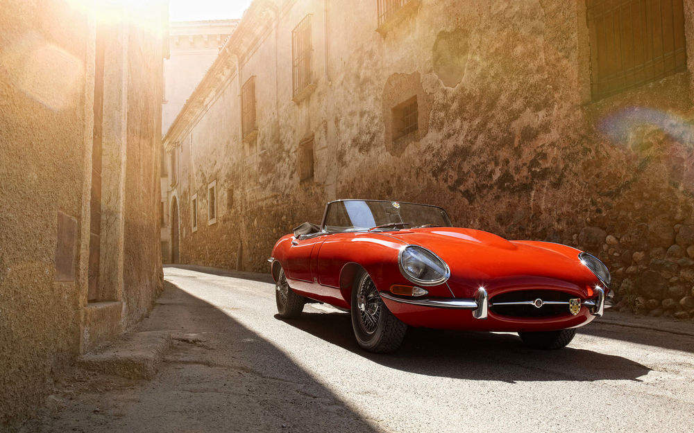 Обои для рабочего стола Jaguar E Type 1961, классика, автомобиль стоит в узкой улочке