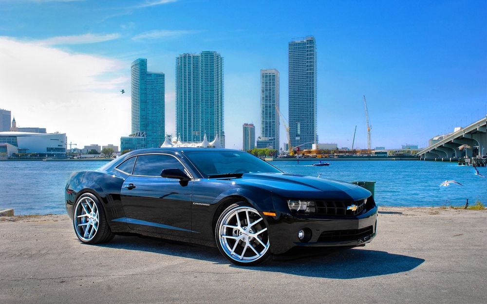 Обои для рабочего стола Chevrolet Camaro SS, автомобиль стоит на причале