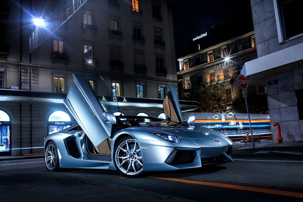 Обои для рабочего стола Роскошный голубой Lamborghini Aventador LP700-4 на темном асфальте