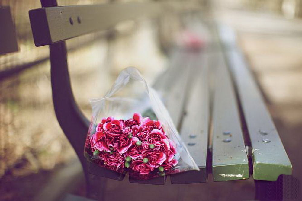 Обои для рабочего стола Свидание не сложилось, букет цветов лежит на скамейке