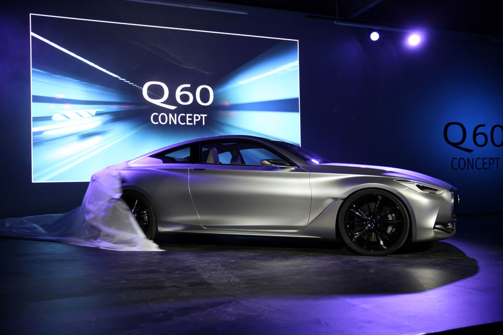 Обои для рабочего стола Infiniti Серебристый Сбоку 2015 Q60 в свете фиолетовых софитов выставочный салон