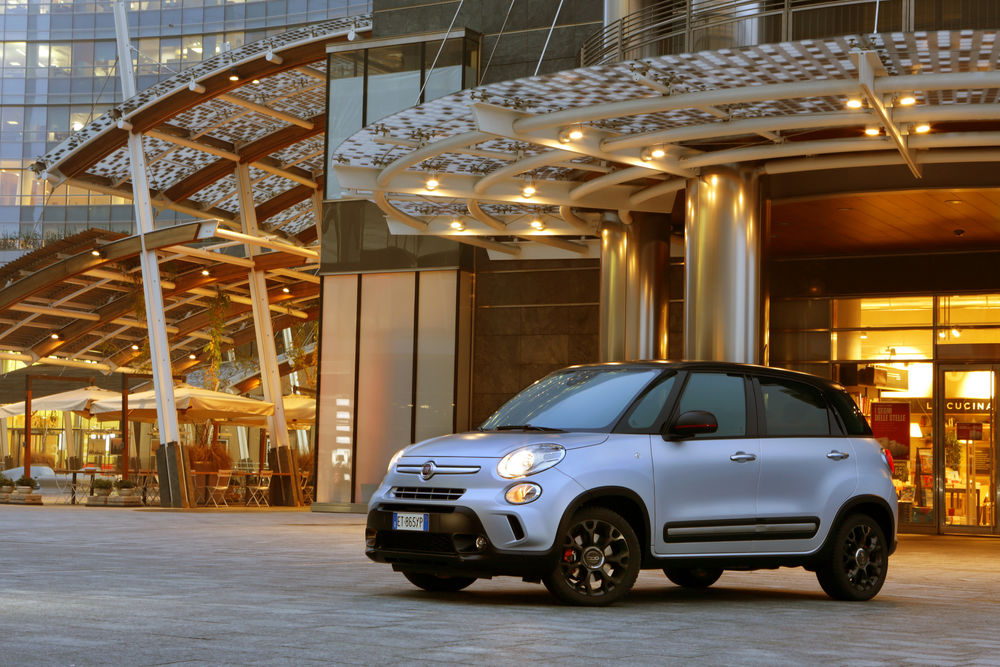 Обои для рабочего стола Fiat Тюнинг Серебристый 2014 500L Beats Edition возле шикарного торгового центра