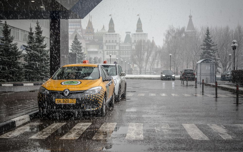 Обои для рабочего стола Заснеженная Москва и такси у обочины