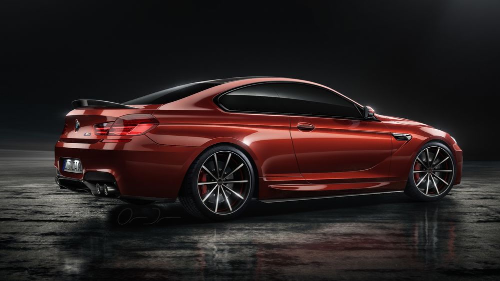 Обои для рабочего стола Красный BMW стоит на мокром асфальте