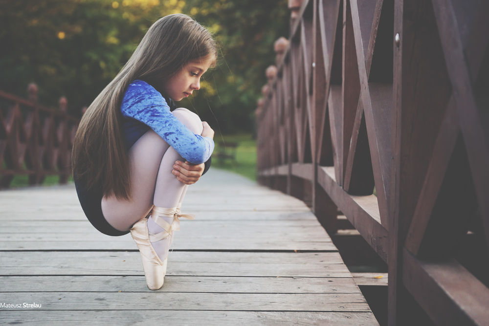 Обои для рабочего стола Юная балерина сидит на мосту, вy PhotoYoung