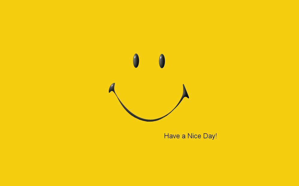 Обои для рабочего стола Have a nice day / Хорошего дня, улыбка на желтом фоне