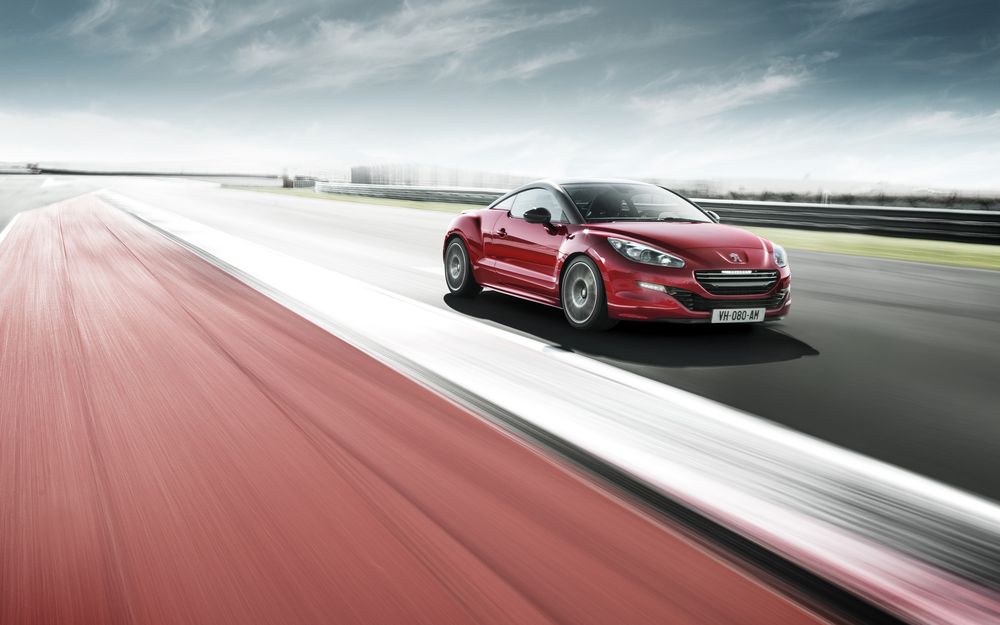 Обои для рабочего стола Красный автомобиль Peugeot RCZ R, движется по дороге на скорости