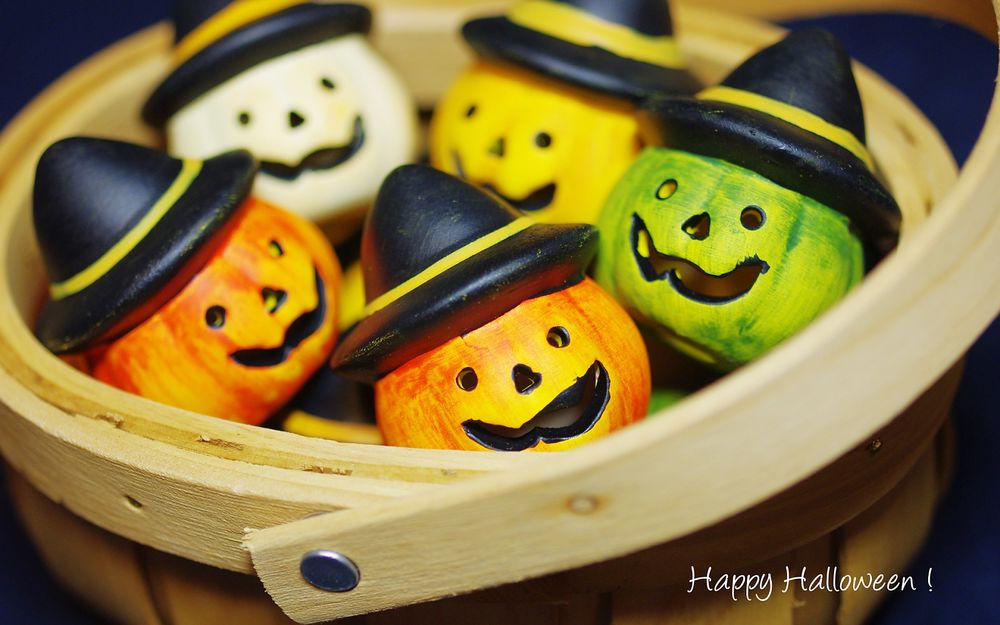 Обои для рабочего стола Конфеты в виде тыкв в деревянном ведерке (Happy Halloween)