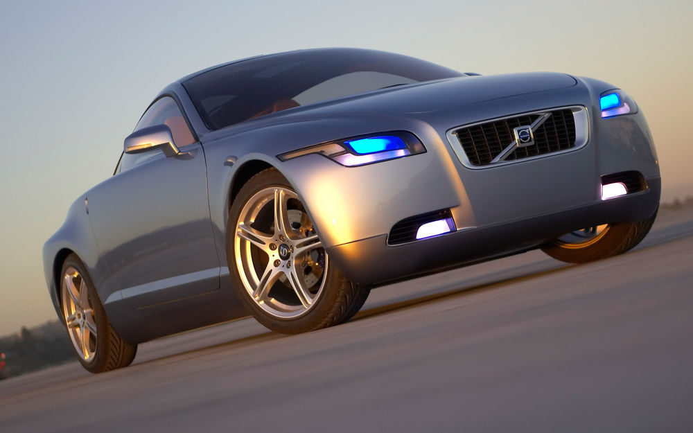 Обои для рабочего стола Автомобиль марки Volvo Concept стоит на дороге