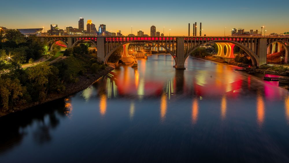 Обои для рабочего стола Мост через реку Миссисипи в штате Минесота, в огнях вечернего города