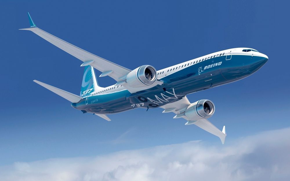 Обои для рабочего стола Boeing 737 MAX парит высоко в небесах, среди облаков и голубого неба