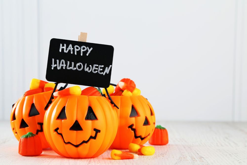 Обои для рабочего стола Три Хэллоуинские тыквы и черная табличка с белой надписью Happy Halloween / Счастливого Хэллоуина