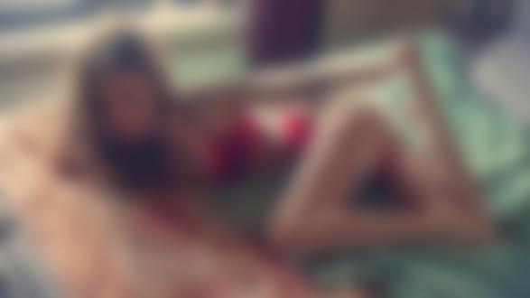 Обои на рабочий стол Девушка модель, Sherelle Nicole, лежит на кровати в красном белье