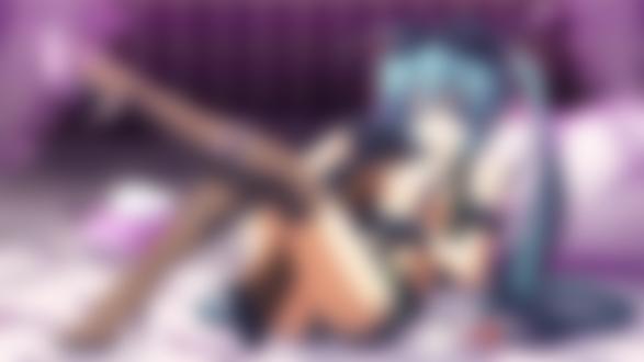 Обои для рабочего стола Vocaloid Hatsune Miku / Вокалоид Хатсуне Мику лежит в кровати с автоматом