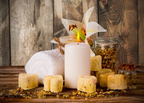 Обои на рабочий стол Spa набор, свеча, махровое полотенце, тигровая лилия и сухая ромашка в банке