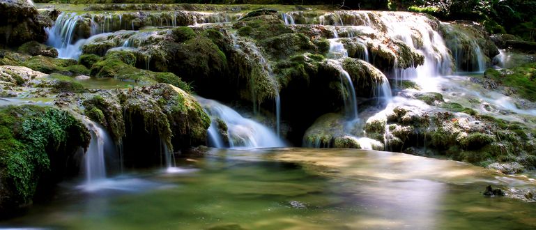 Обои на рабочий стол Водные каскады горной реки