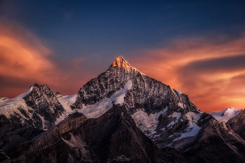 Обои на рабочий стол Работа First rays of the sun on Weisshorn, Wallis, Switzerland / первые лучи солнца на Уоллис, Швейцария, ву Nicholas Roemmelt