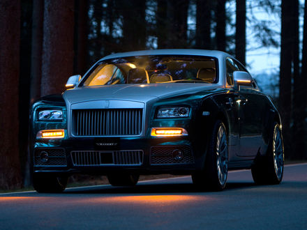Обои на рабочий стол Автомобиль марки Rolls-Royce Wraith Mansory стоит на дороге на фоне деревьев