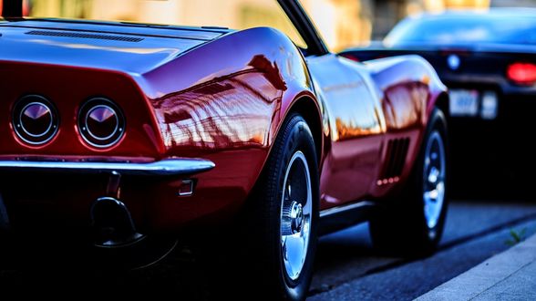 Обои на рабочий стол Автомобиль марки Chevrolet Corvette C3 Stingray, стоит в дорожной пробке