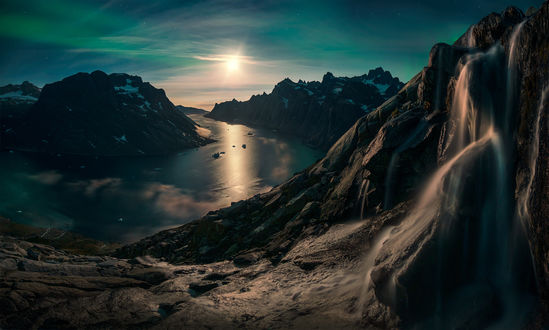 Обои на рабочий стол Вода в окружении гор, Greenlands Highway / острова Гренландии, ву Max Rive