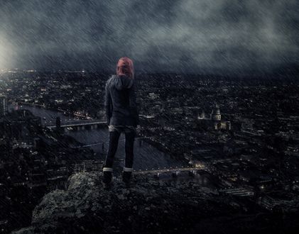 Обои на рабочий стол Девушка стоит на фоне дождливого London / Лондона, by Pincons