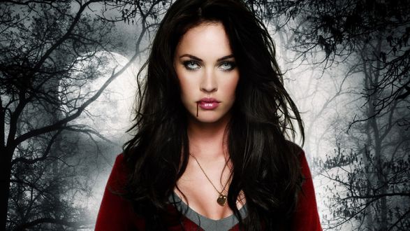 Обои на рабочий стол Актриса Меган Фокс / Megan Fox в роли вампира в ночном лесу под луной
