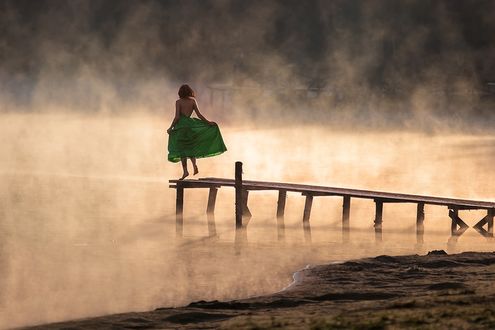 Обои на рабочий стол Девушка стоит в конце причала, фотограф Сергеев Александр