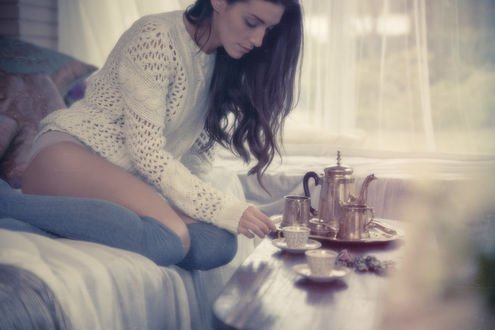 Обои на рабочий стол Девушка сидит перед кофейным сервизом, by pedraxas