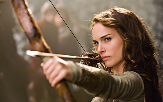 Обои на рабочий стол Актриса Натали Портман / Natalie Portman стреляет из лука, кадр из фильма Храбрые перцем / Your Highness / Ваше высочество