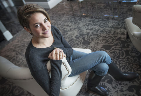 Обои на рабочий стол Актриса Шейлин Вудли / Shailene Woodley, сидит в кресле и смотрит вверх