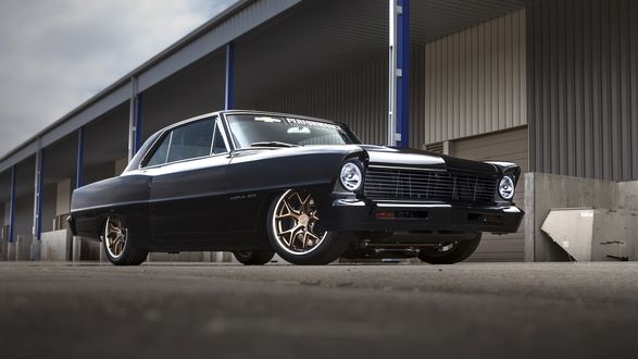 Обои на рабочий стол Автомобиль Chevrolet Nova 2. 0 (1967) стоит на дороге на фоне ангара
