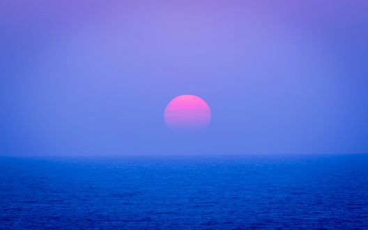 Обои на рабочий стол Розовый закат над голубым морем