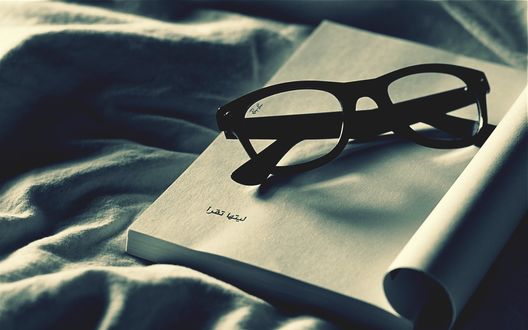 Обои на рабочий стол Черные очки на арабской книге