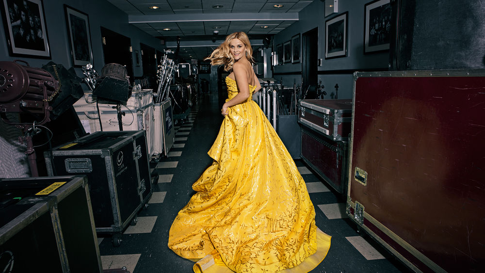 Обои для рабочего стола Актриса Reese Witherspoon / Риз Уизерспун в желтом платье со шлейфом