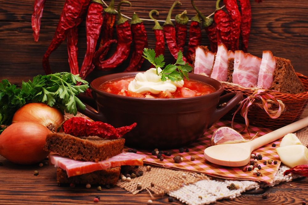 Обои для рабочего стола Миска с борщам, луком и салом