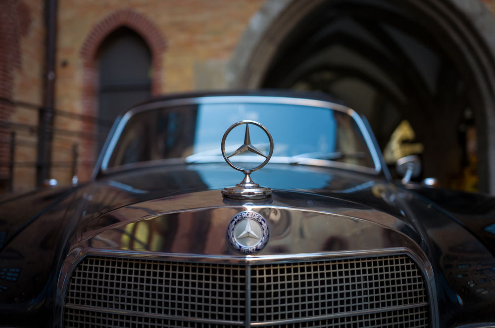 Обои для рабочего стола Автомобиль Mercedes-Benz и его логотип крупным планом