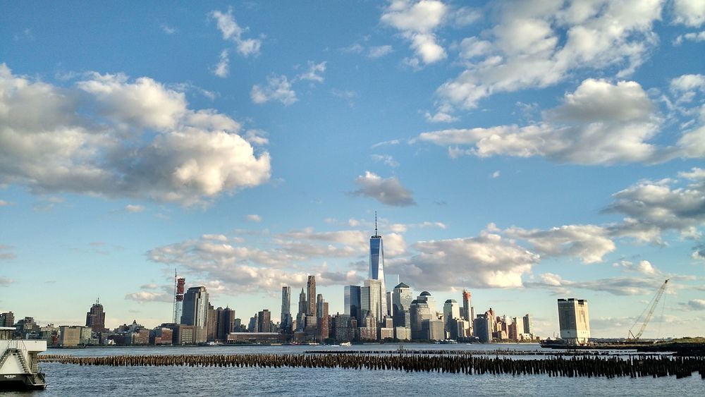 Обои для рабочего стола Небоскребы Нью–Йорка на фоне облачного неба / New-York, США / USA, by akshay_r13