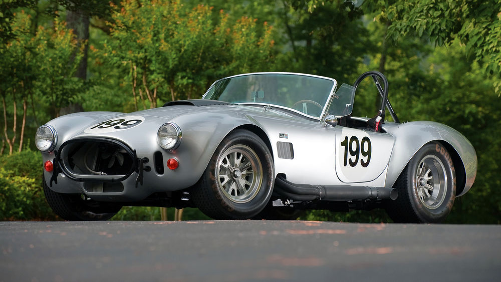 Обои для рабочего стола Спортивный автомобиль марки AC Cobra, стоит на дороге на фоне деревьев