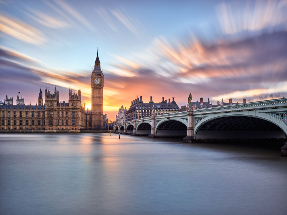 Обои для рабочего стола Великобритания, Англия, город Лондон, Вестминстер. Большой мост через реку, Биг Бен рядом с архитектурными зданиями, небо с облаками