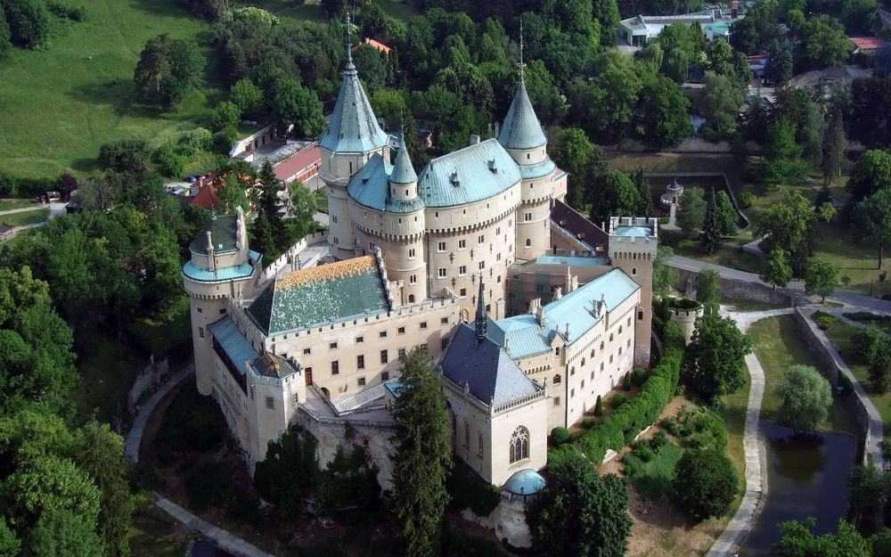 Обои для рабочего стола Бойницкий замок-крепость в Словакии, среди деревьев, мостов и воды