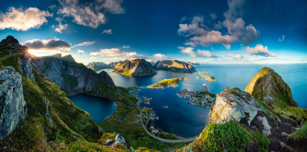 Обои для рабочего стола Панорама Норвежского горного пейзажа, на берегу расположился город