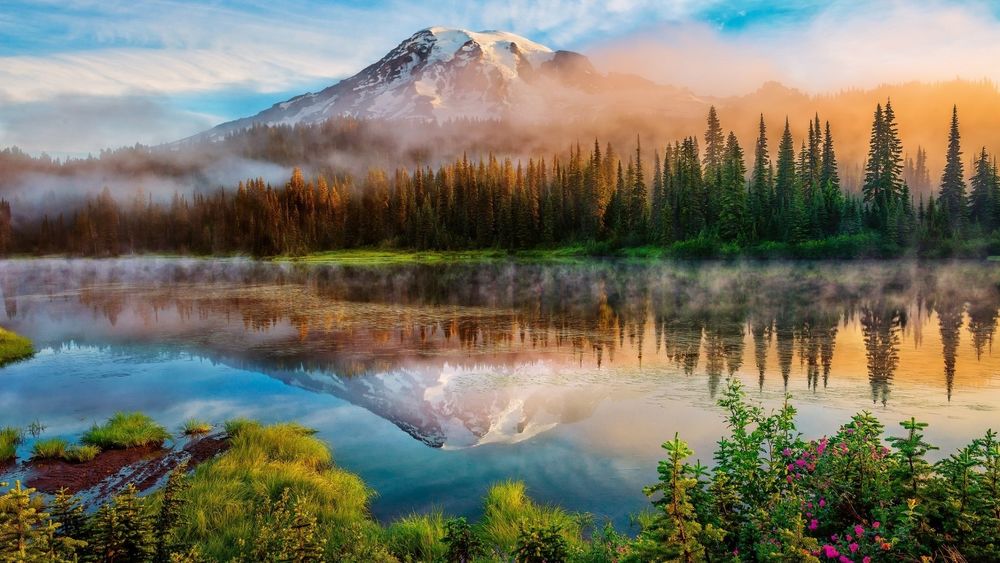 Обои для рабочего стола Красивый горный пейзаж, туман укутывает высокие горы и деревья на берегу озера