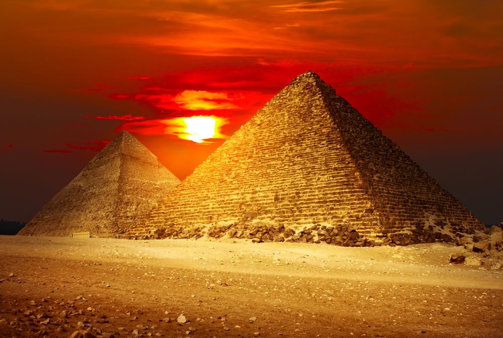 Обои для рабочего стола Закат солнца над пирамидами в Египте