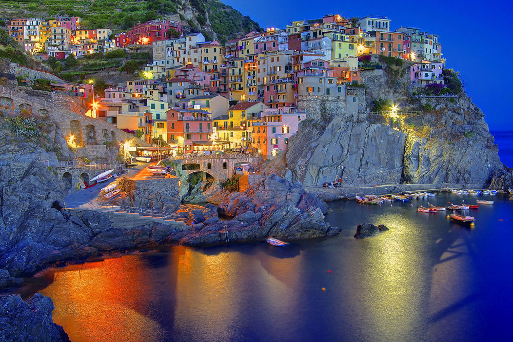 Обои для рабочего стола Вечер опустился на город на скалистом берегу, фонари зажглись на улицах, Лигурийское море, Манарола, Лигурия, Италия