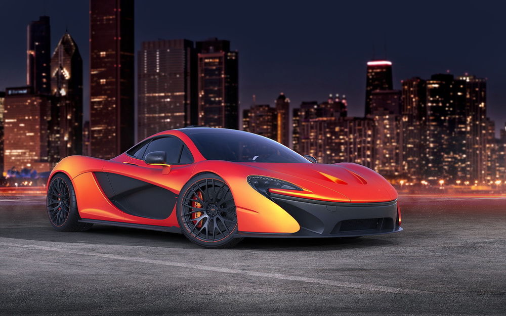 Обои для рабочего стола Спортивный автомобиль марки McLaren P1, стоит на дороге на фоне ночного города