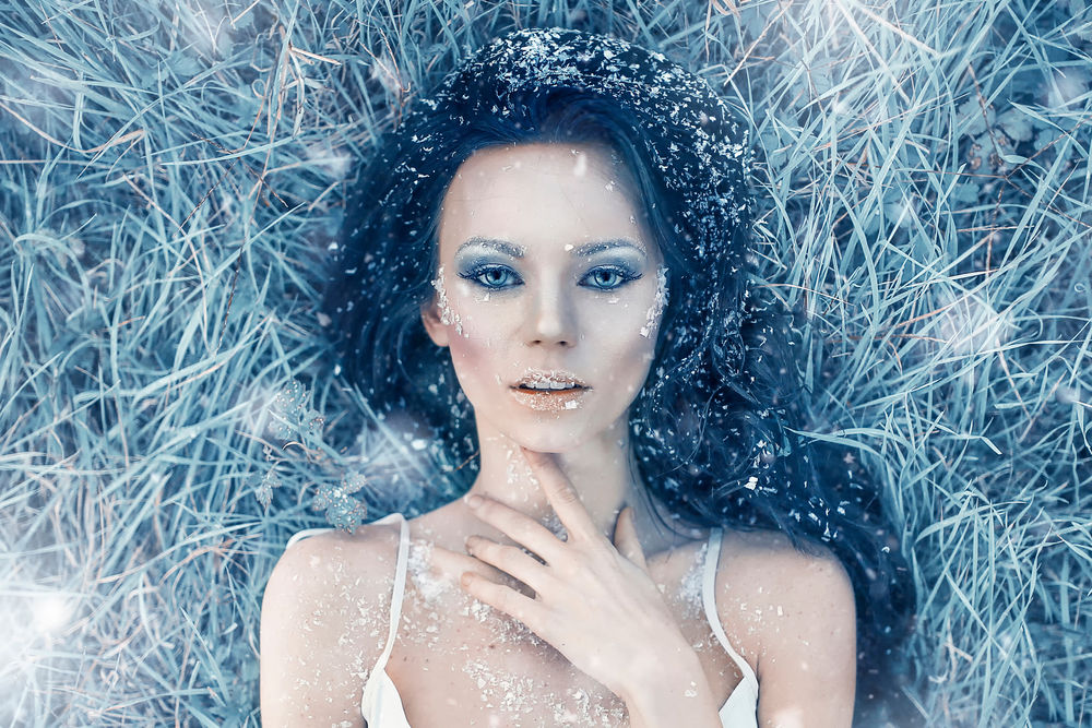 Обои для рабочего стола Iced Heart, Alessandro Di Cicco. Девушка в морозный день, покрытая инеем