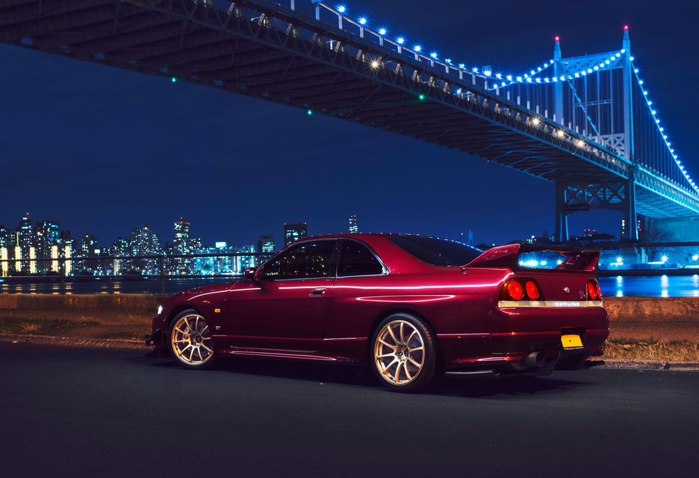 Обои на рабочий стол Красный Nissan Skyline R33, стоит у обочины дороги