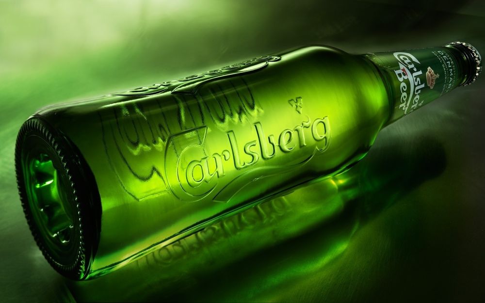 Обои для рабочего стола Бутылка пива Carlsberg